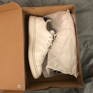 adidas skor - tennisskor från adidas med blå häl. Inga creasningar. skriv om ni är intresserade:)