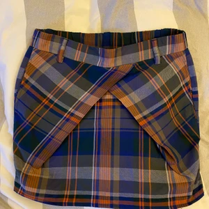 Rutig kjol stl s - Rutig skolflickljol stl S. Knappast använd och av märket Even & Odd. Är tyvärr för stor för mig och därav säljer jag den 🥲 