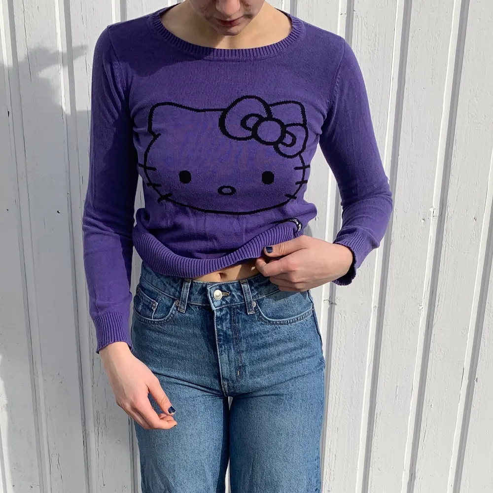 Säljer min lila hello Kitty sweatshirt? Den är lite liten därför säljer jag den, annars är den i bra skick(:. Tröjor & Koftor.