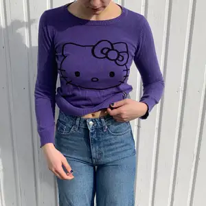 Säljer min lila hello Kitty sweatshirt? Den är lite liten därför säljer jag den, annars är den i bra skick(: