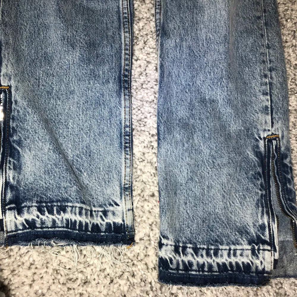 Karve jeans  Girlfriend fit med dragkedjor längs anklarna och en knapp gylf Använda 2 gånger och säljs då de är för små. Storlek: Xs . Jeans & Byxor.