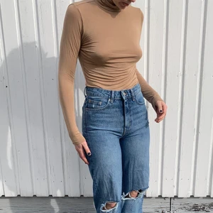 Beige polo tröja - Säljer min beiga polotröja pga kommer ej till användning, väldigt fint basplagg att ja och passar bra till nästan allt(: