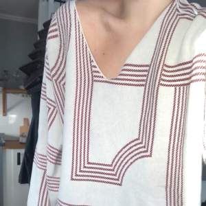 Söt v-ringad tröja från hm i storlek M💕 tröjan är aldrig använd och köpare betalar frakt!😇