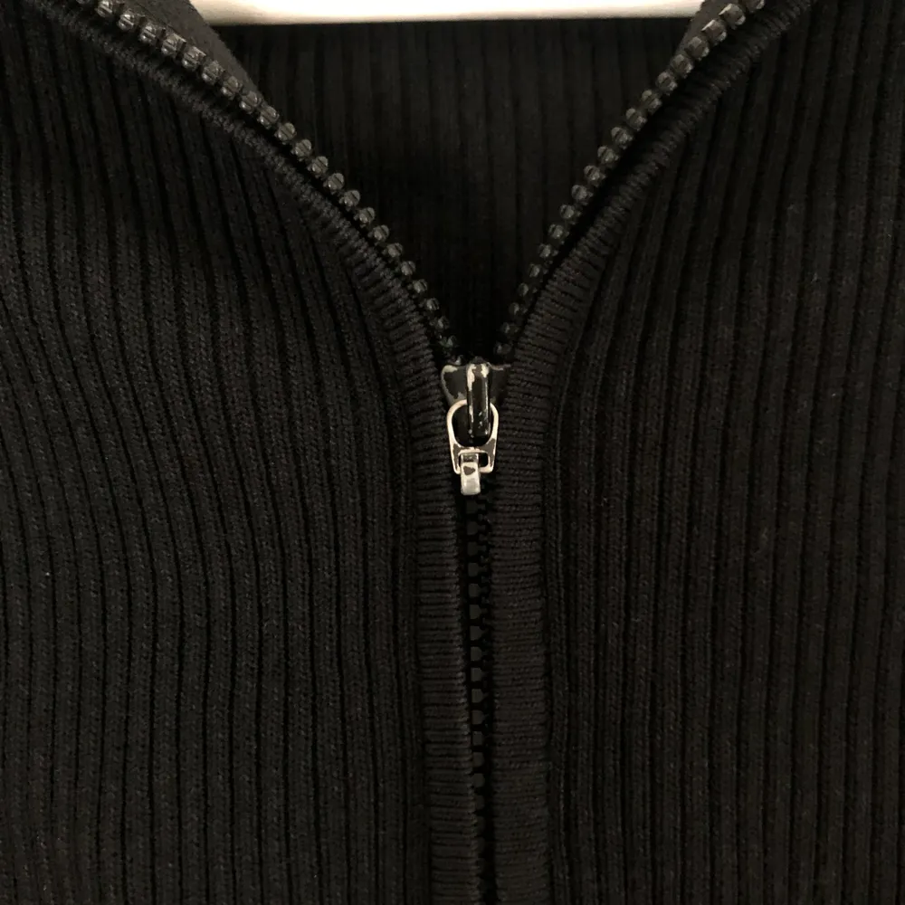 Super fin tröja med dragkedja köpt humana men jag har aldrig använt den🖤 dragkedjan har gått av men den går fortfarande att zippa upp! Det står att den är L/XL men den sitter som S, köparen står för frakt men kan mötas upp i Gullmarsplan . Tröjor & Koftor.