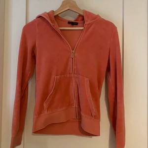 Skit snygg juicy couture kofta!! - Den är i storlek 14 barn men skulle säga att den passar som en xs! Den är i fint skick och ingen av pärlorna har gått av, kanske att färgen är lite blekare men det är inget man tänker på. Super skön också❤️ skriv för fler bilder!!!!