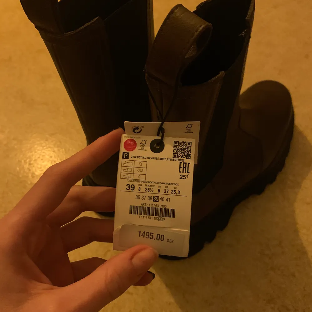 Helt nya och oanvända boots från Zara säljes pga fel storlek. Köpta på tradera för 580 kr så säljs för samma pris + frakt. . Skor.