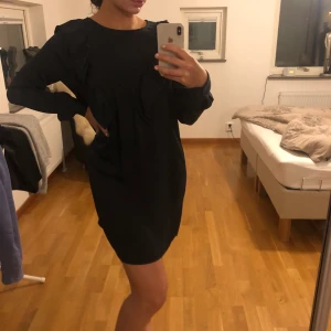 Twist&tango mörkblå klänning strlk. 36 - Snygg mörkblå klänning från Twist&tango för den som vill ha en modern men samtidigt klassisk klänning. Funkar utmärkt till allt från fest till middag :) Köpt för närmare 1000kr!