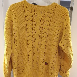 Mycket mycket söt och unik stickad tröja  - Säljer min söt: sexig och unik 80 stickad gul  tröja som är I mycket varmt och I mycket bra skick.passar XXS- _ m.Beror på hur man vill ha på sig. Det är jätte mysig och stylig. Köpte den I USA och användade cirka en vecka. Säljer den eftersom jag har annan. Finns fler bilder och skriv private for mer information. 