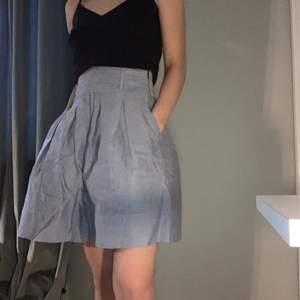 Jättefin kjol med fickor. Passar inte mig för den är lite för lång för min stil. Men skulle vara så snygg i rätt längd för mig!! Köpt på second hand. 