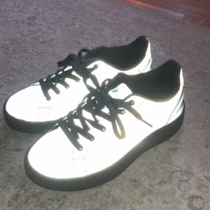 Reflex sneakers  - Balla reflex sneakers! Knappt använda, så sköna! Superfint skick, som nya! Använder swish