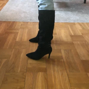 Nly knee high heels - Använda fåtal gånger. Superfint skick och jättesköna att gå i. Använder swish 