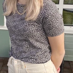 Gina Tricot T-shirt leopard - Kommer ifrån Gina Tricot och är i fint skick. Storlek XS men sitter även fint på s med en lite mer åtsittande passform. Nypris 129kr, mitt pris 50kr inkl. frakt.