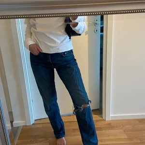Jeans med hål - Mörkblåa jeans med hål på vänster knät. Byxorna kommer från zara 😍 storlek 38. 200 kr köparen står för frakten 