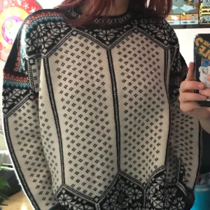 Retro sweatshirt - Mönstrig tjocktröja som är stylish samtidigt håller dig varm. tyget är ull ish, bra kvalitet och bra skick. 