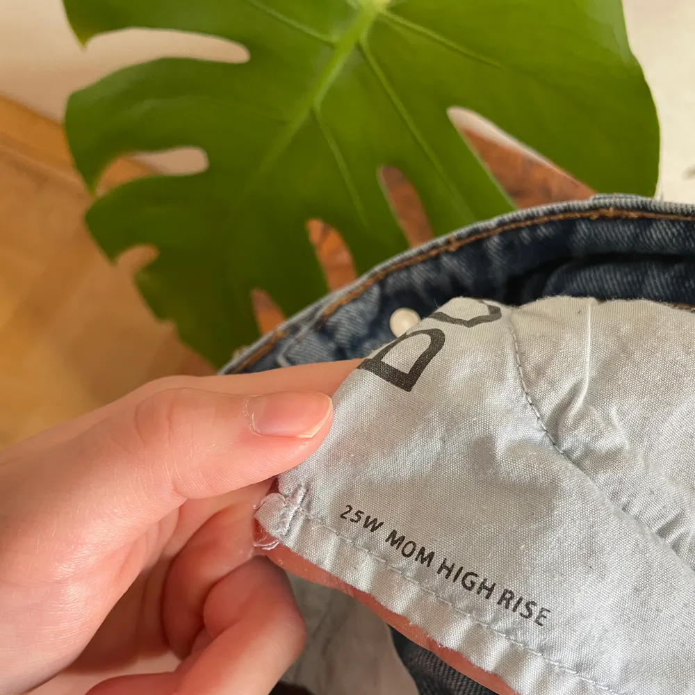 Säljer mina älskade jeans från Urban Outfitters (BDG) som tyvärr blivit för små. De är W25 och i stilen ”mom high rise”. Sitter alltså snyggt på midjan och lösare på benen. Köparen står för frakt :). Jeans & Byxor.