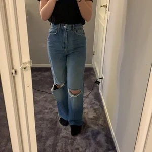 Jeans från Gina Tricot i storlek 34. - Jeans från Gina med hål på knäna och avklippta. De är använda fåtal gånger och är i fint skick. Inköpta för 500kr. Jag är 163cm.