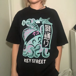 Svart oversized t-shirt med neon tryck - Svart t-shirt med ballt asiatisk inspirerat neon tryck på framsidan. Köpt i USA. Mycket bra skick. 100% bomull