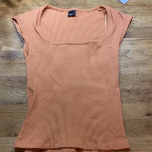 Gina tricot topp - Topp från gina tricot. Strl M (ganska tight så passar S också) aldrig använd. "Rostfärg" brun/orange