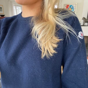 Moncler tröja - Hej! Säljer denna snygga Moncler tröja. Storlek xs. Köptes på Moncler i London för ca 4 500kr, säljer för 1 500kr men pris kan ändras. Mycket sparsamt använd.💕