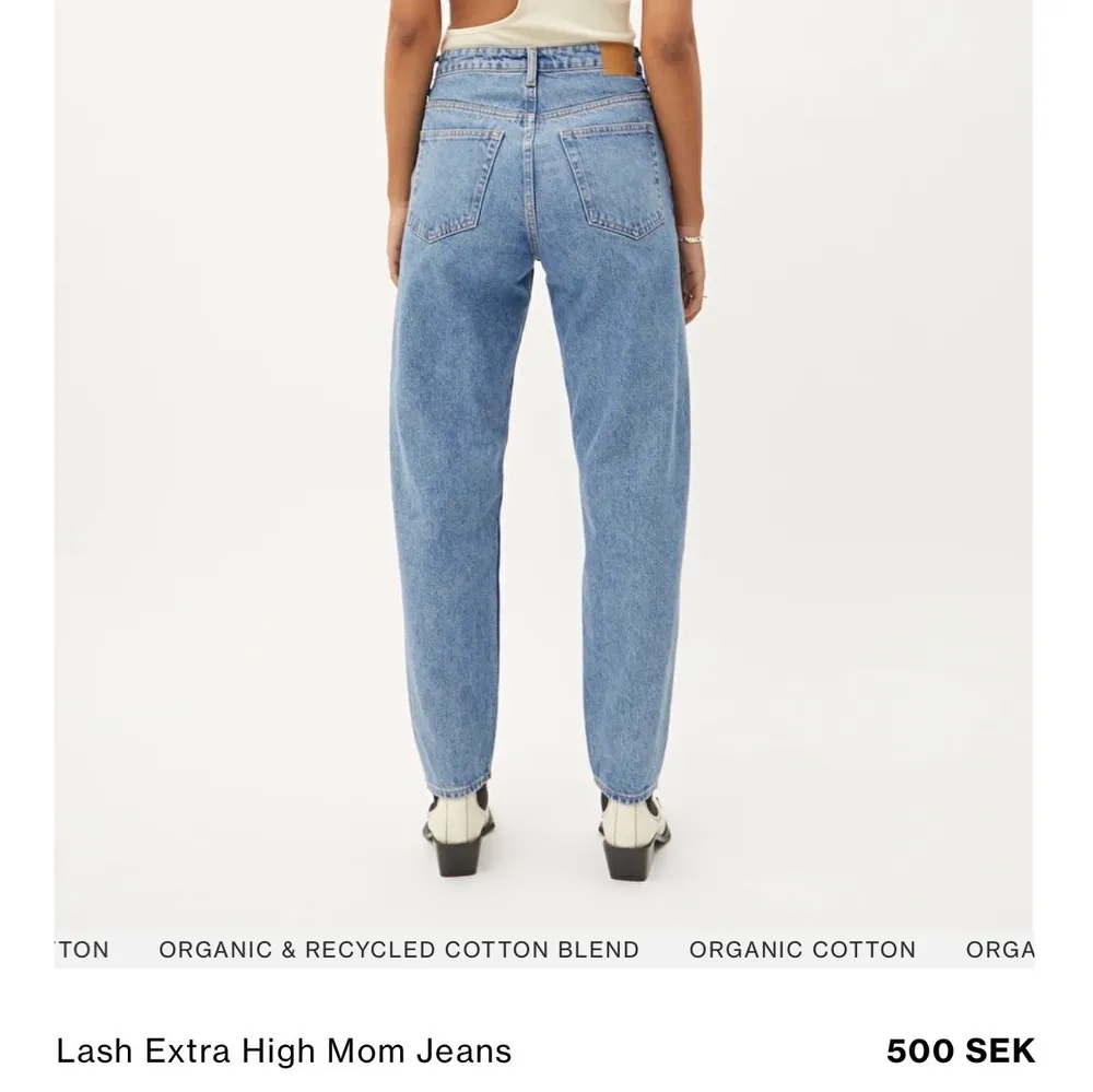 💕Jag säljer mina weekday jeans i modellen lash 28/28, ända jeansen som jag tycker är lika bra som Levis jeans och bara blir snyggare med tiden🤩 Jag är 1,65 cm lång och de sitter jättesnyggt på mig!! På sista bilden ser du dom i svart men det är de blåa jag säljer!. Jeans & Byxor.