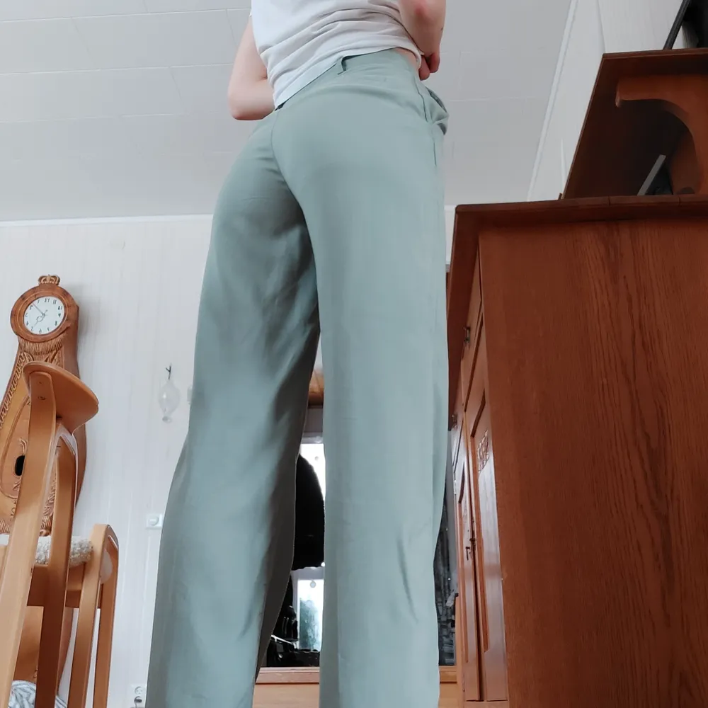 Ett par ljusgröna kostymbyxor. Väldigt fin färg och bra + mjukt material. Sitter tyvärr lite tight på mig, storlek 34 på brallorna. Jeans & Byxor.