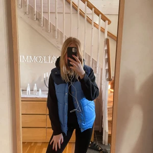 Vest  - Så så fin vest nu till hösten!! Jätte fint skick, skriv privat för frågor eller fler bilder💓