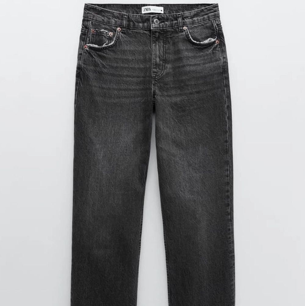 Säljer dem populära zara jeansen i storlek 36, anvönda en gång men alldelles för långa för mig och anvönder dem aldrig, dem har rå kant så kan klippas till önskad längd!❤️❤️ btw! Säljer massa andra jeans och byxor för billigt pris kolla mina anonser!🕺🏻💓. Jeans & Byxor.