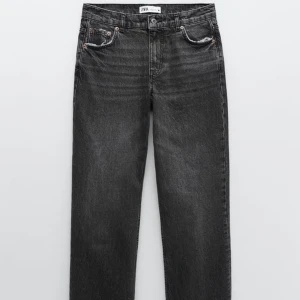 Zara 90s full lenght rainfall jeans - Säljer dem populära zara jeansen i storlek 36, anvönda en gång men alldelles för långa för mig och anvönder dem aldrig, dem har rå kant så kan klippas till önskad längd!❤️❤️ btw! Säljer massa andra jeans och byxor för billigt pris kolla mina anonser!🕺🏻💓