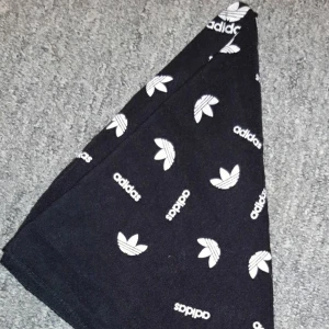 Adidas bandana  - En vanlig bandana svart vit med adidas märke (stämpel) på 