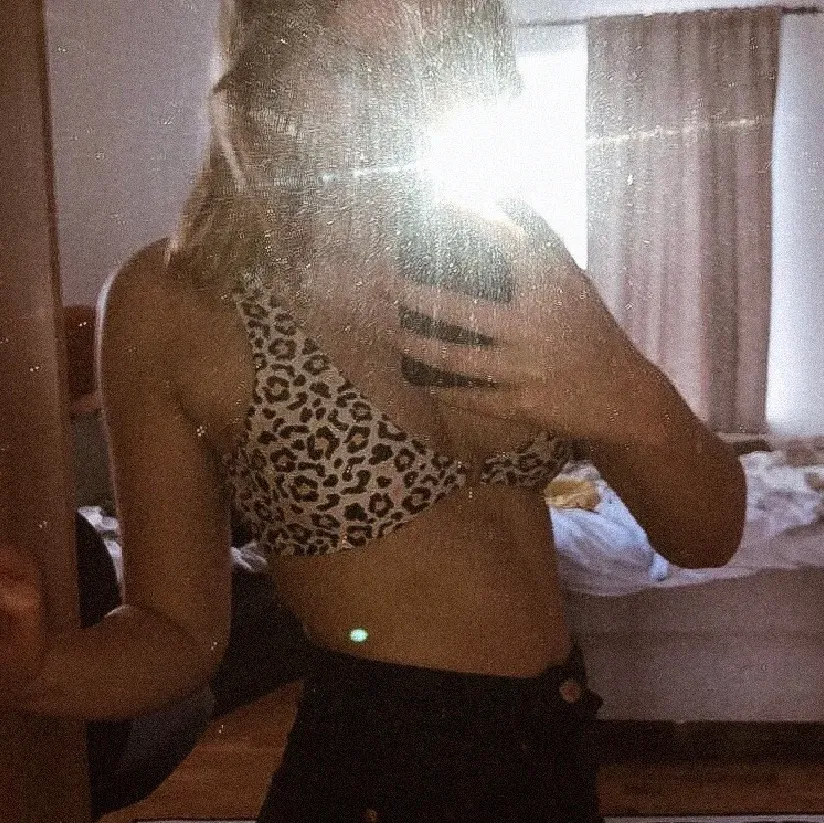 Säljer denna bikini överdel från Zaful nu, fin passform och prefekt till sommaren! Sitter som en S/XS beroende på hur man vill att den ska sitta. Leopardmönstrad och spänne framtill. DM för fler bilder, går att mötas upp🦋. Övrigt.