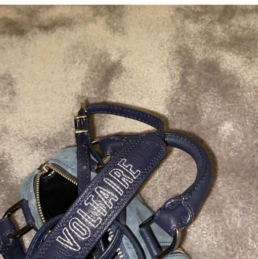 säljer nu min underbara zadig sunny bag i den minata storleken, super bra skick, inga skador eller defekter. använd runt 10 ggn så i super bra skick‼️fraktar spårbart, pris kan diskutera kan även byta mit en svart zadig sunny. Väskor.