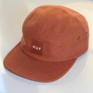 5-panel keps HUF - HUF 5-panel i rostorange färg. Köpt på Hollywood för 400kr. Aldrig använd.