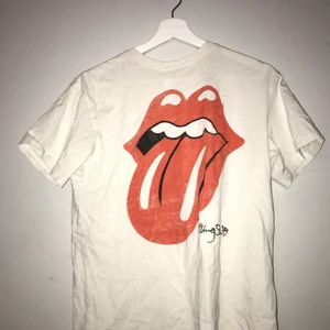 The Rolling stone t-shirt  - The Rolling stone t-shirt med stort tryck i bak och i fram. Bra skick! Väldigt fin till ett par jeans typ🥰buda!!!!!!!