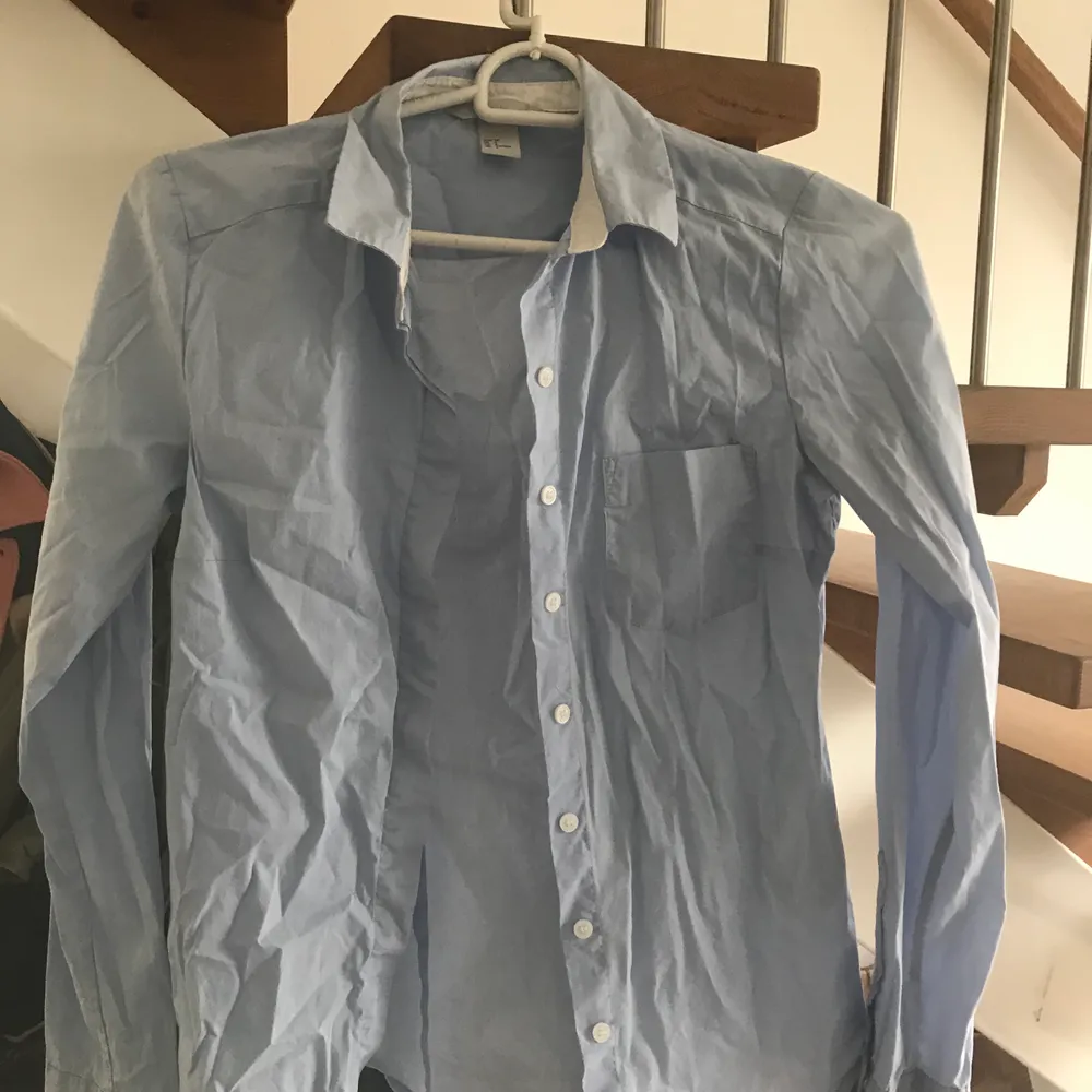 Ljusblå skjorta från HM med rutigt mönster. Är figursydd och sitter relativt tajt. Kan mötas upp i Helsingborg, annars står köpare för frakten.. Skjortor.