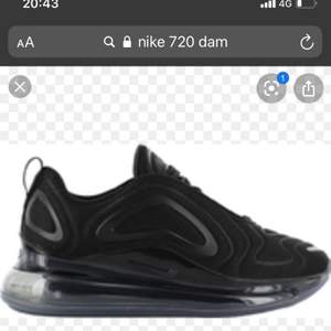 Säljer dessa svarta Nike skor som är i storlek 39. Dem är använda ett par gånger men ser helt nya ut utan hål eller riv-skrapmärken. De skickades även nyligen in för att tvättas så de är helt rena precis som nya. Priset kan diskuteras vid snabbaffär. De köptes för runt 1500 kr 