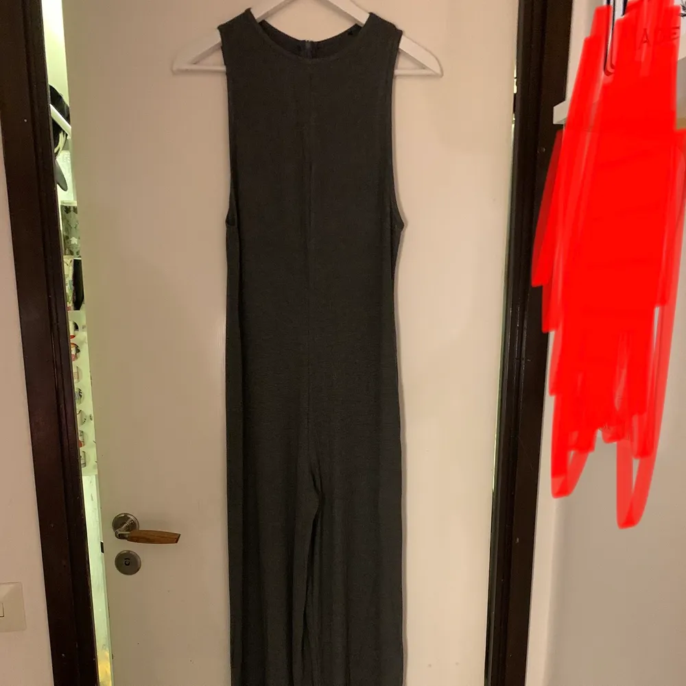 Aldrig använd pga känns för kort för mig.  Mjuk och skön ribbad jumpsuit storlek S. Ribbad och stretchig! Grå. Övrigt.