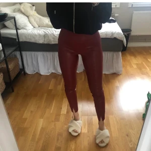 Skin byxor - Röda skinbyxor från zara, jätte coola och knappt använda! Frakt tillkommer