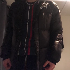 Jacka storlek S/M - Svart glansig Jacka