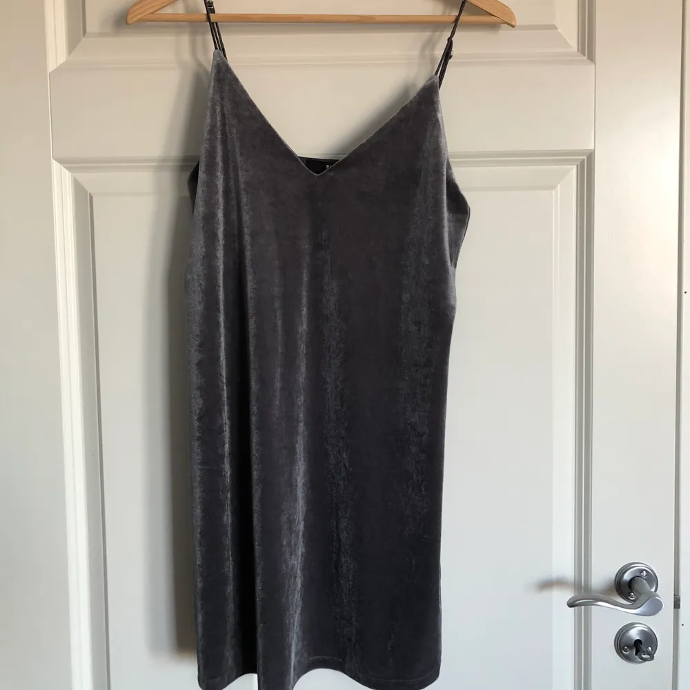 En häftig grå klänning från bik bok i sammet. Säljer då jag inte gillar hur den sitter på mig. Tror den skulle passa bättre på någon mindre kurvig. Aldrig använd. Om du vill ha fler/bättre bilder är det bara att kontakta mig. Klänningar.
