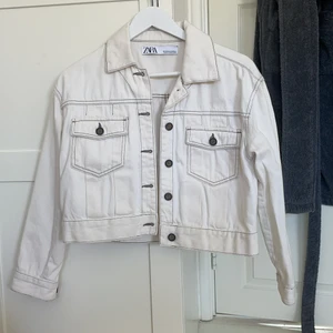 Vit jeansjacka strl xs - Söt lite croppad jeansjacka med coola tydliga sömmar❤️
