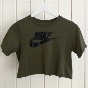 Croppad t-shirt  - Croppad t-shirt i bra skick, inga tecken på användning dock avklippt nertill. Skriv vid intresse och betalning sker via Swish💜