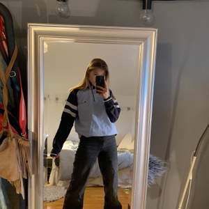 Säljer en utav mina absoluta favorit tröjor!!  En vintage champion sweatshirt. Storlek L men passar såklart mindre storlekar om man vill ha overzised passform (jag har storlek xs-s). OBS! Det finns ett litet hål i sömmen till armudden men det syns knappt (jag kan skicka bild vid intresse). Pris går att diskutera. 