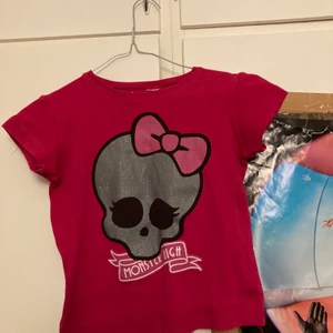 Monster high tröja - Super snygg monster high tröja som är köpt här på plick men som tyvärr blivit för liten för mig! Använt ett år gånger. Kan skicka på posten eller mötas upp i Malmö Storlek : 