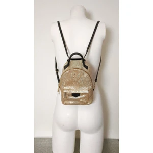 Liten ryggsäck - Liten ryggsäck i guldfärgad mjuk läder, djurmönstrad. 2 in 1: ryggsäck och crossbody! Den har ett fack på insidan också. Mått: 20x15x10 cm 