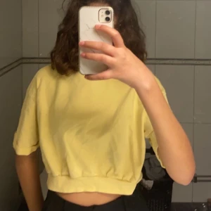 Gul t-shirt  - Gul t-shirt med tre kvarts ärmar från lager 157. Storlek M. Skriv gärna privat om ni har några frågor eller vill köpa💛