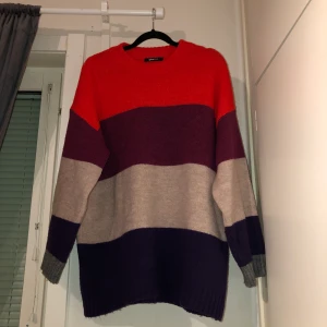 Randig stickad topp. - Stickad topp från Gina Tricot i strl S.