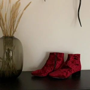 Röd Sammets boots med klack - Super snygg sko! Nästa oanvänd pga fel storlek. Stl 41 män känns mer som 40. Original pris 700 men säljs för 200✨ köparen betalar frakten.