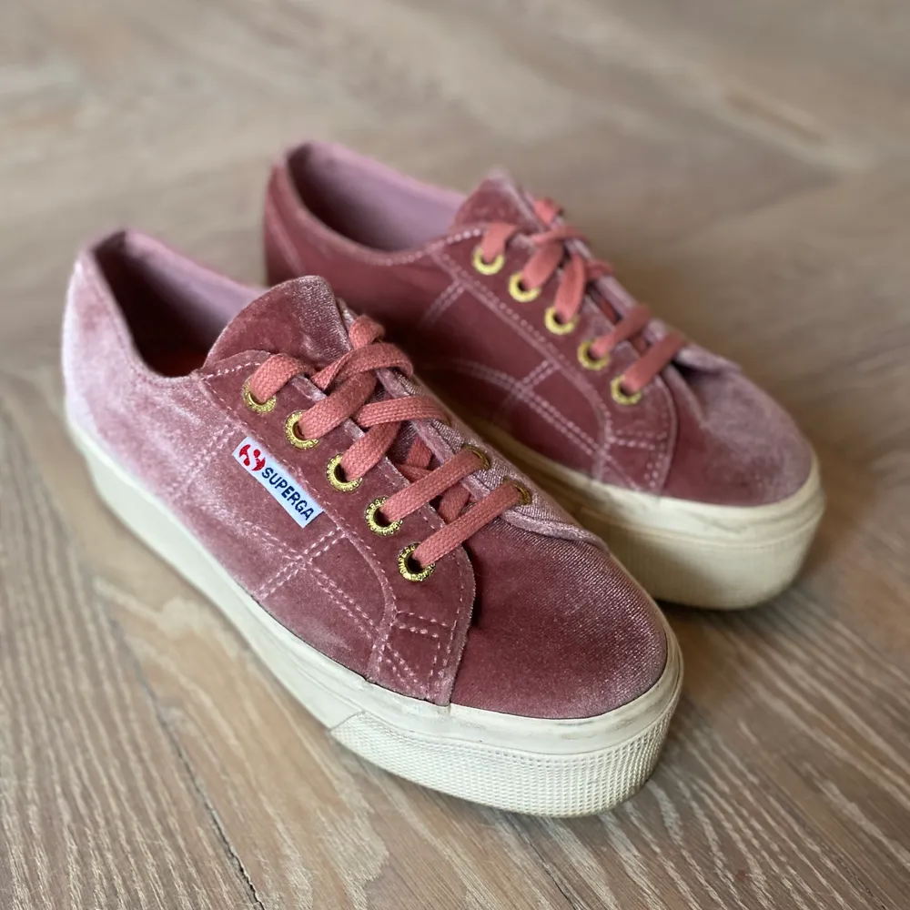 Rosa sammets Superga damskor i storlek 35 (stor i storleken). . Skor.