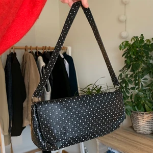 Svart glittrig väska  - Säljer min superfina handväska med små glittriga stjärnor som tyvärr inte kommer till användning!! 💞 köparen står för frakten men jag möter även upp i Lund💞