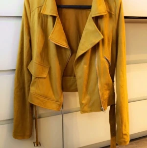 Suede jacka - Använt en gång. Storlek S